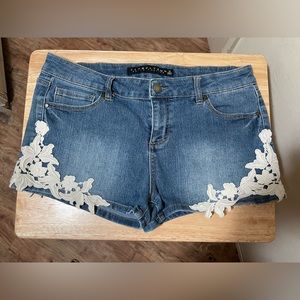 TINSELTOWN DENIM COUTURE DENIM SHORTS